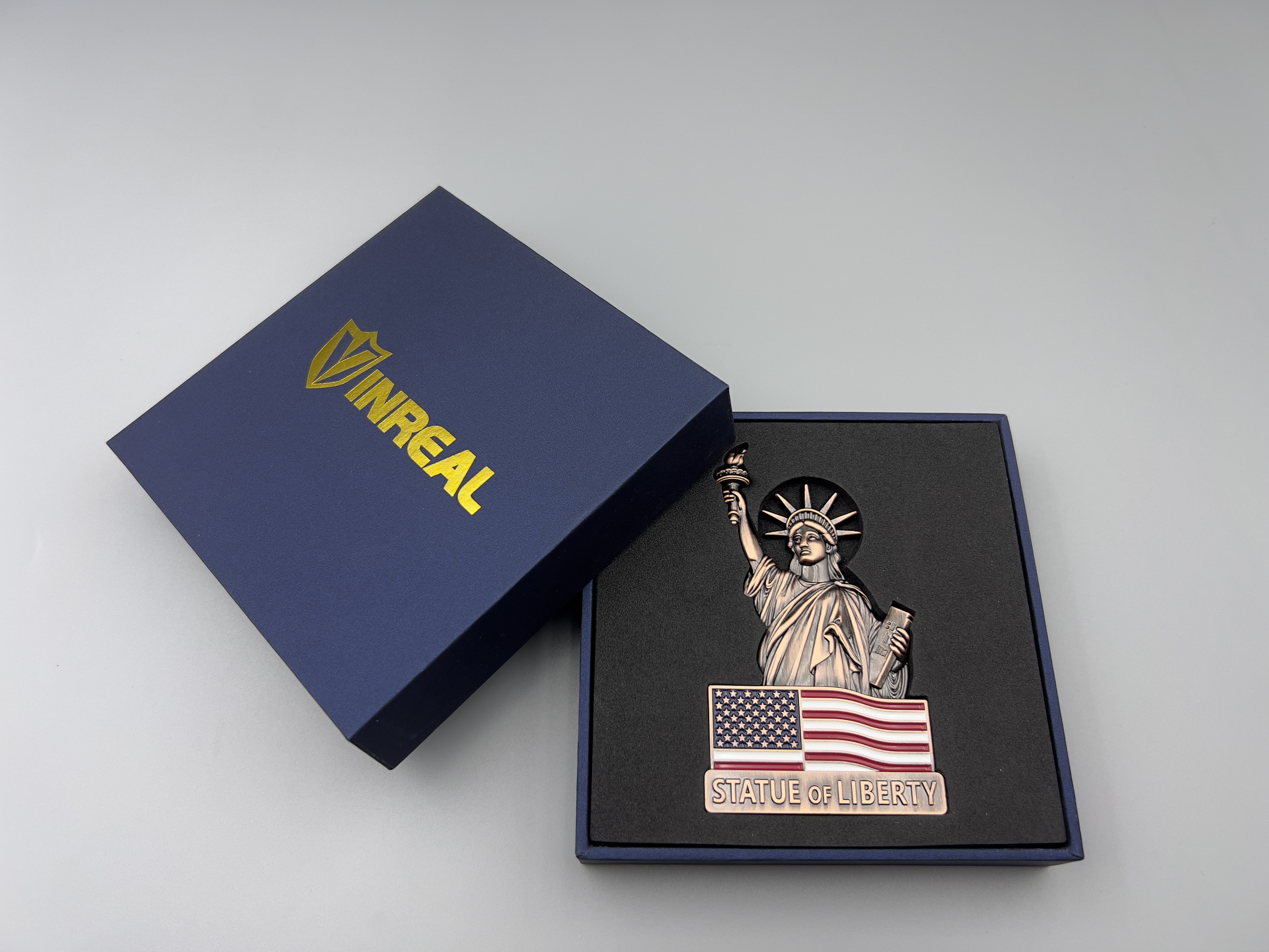 Statue of Liberty magnet presented in its blue VINREAL gift box